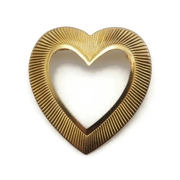 Gold Tone Ribbed Openwork Heart Wreath Brooch - Picture 1 of 5